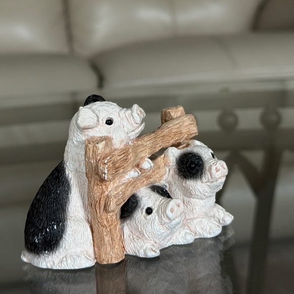 Black and White Pig Figurine 🐷🥰💫 - Picture 3 of 4